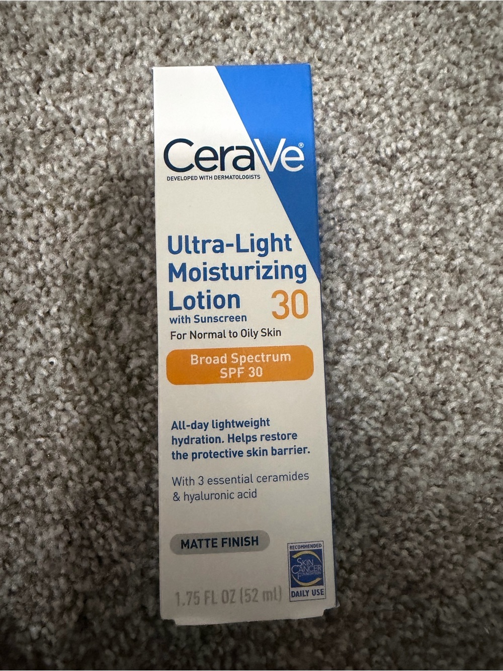 CeraVe Ultra-Light Moisturizing Lotion SPF 30 – White & Blue